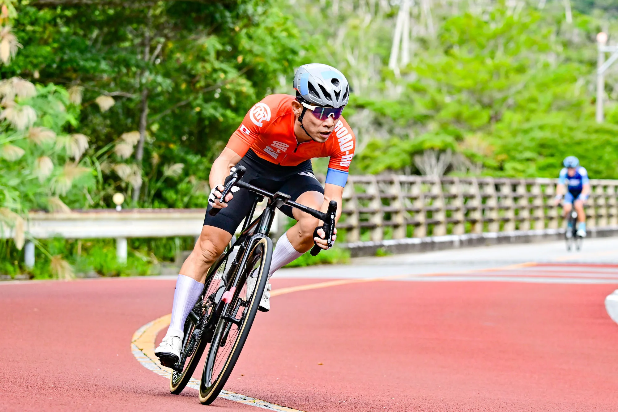 自転車ロードレースでカーブを走行する選手